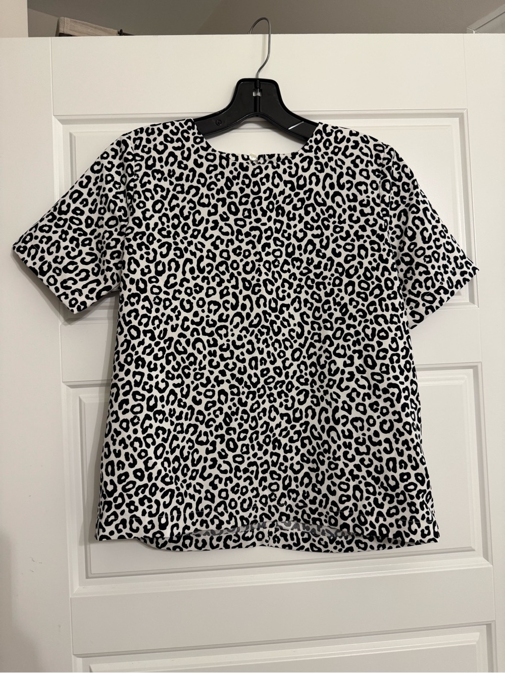 Ann Taylor petite XS Classic Black & White Leopard Print Short Sleeve Top